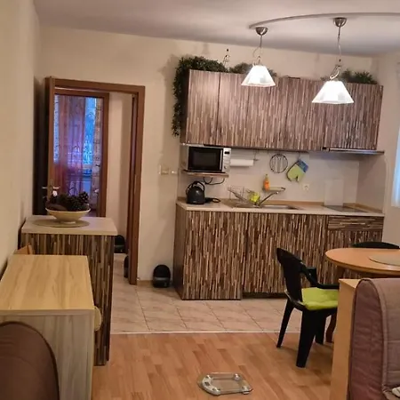 Апартаменти Charming 2-bed With Ac, 5 Mins From Сонячний Берег